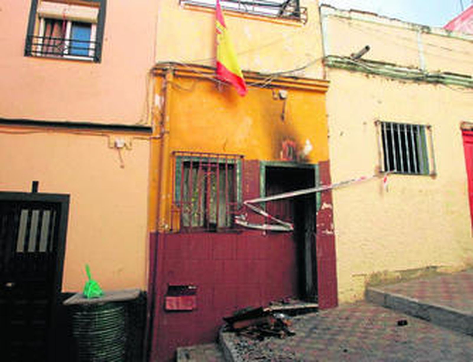 Una imagen de la fachada de la vivienda de la calle Lérida que acabó incendiada.
