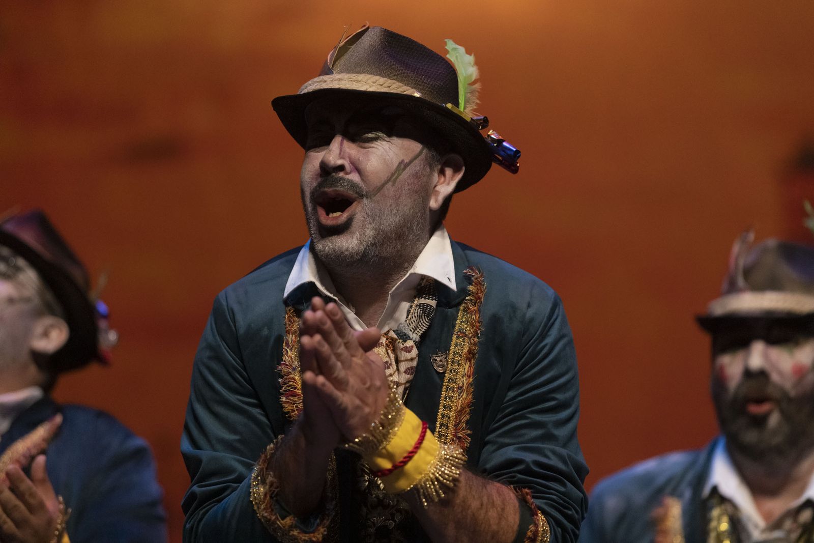 Imágenes de la actuación de la comparsa de ‘El teatro’ Dos Hermanas en el Carnaval Colombino