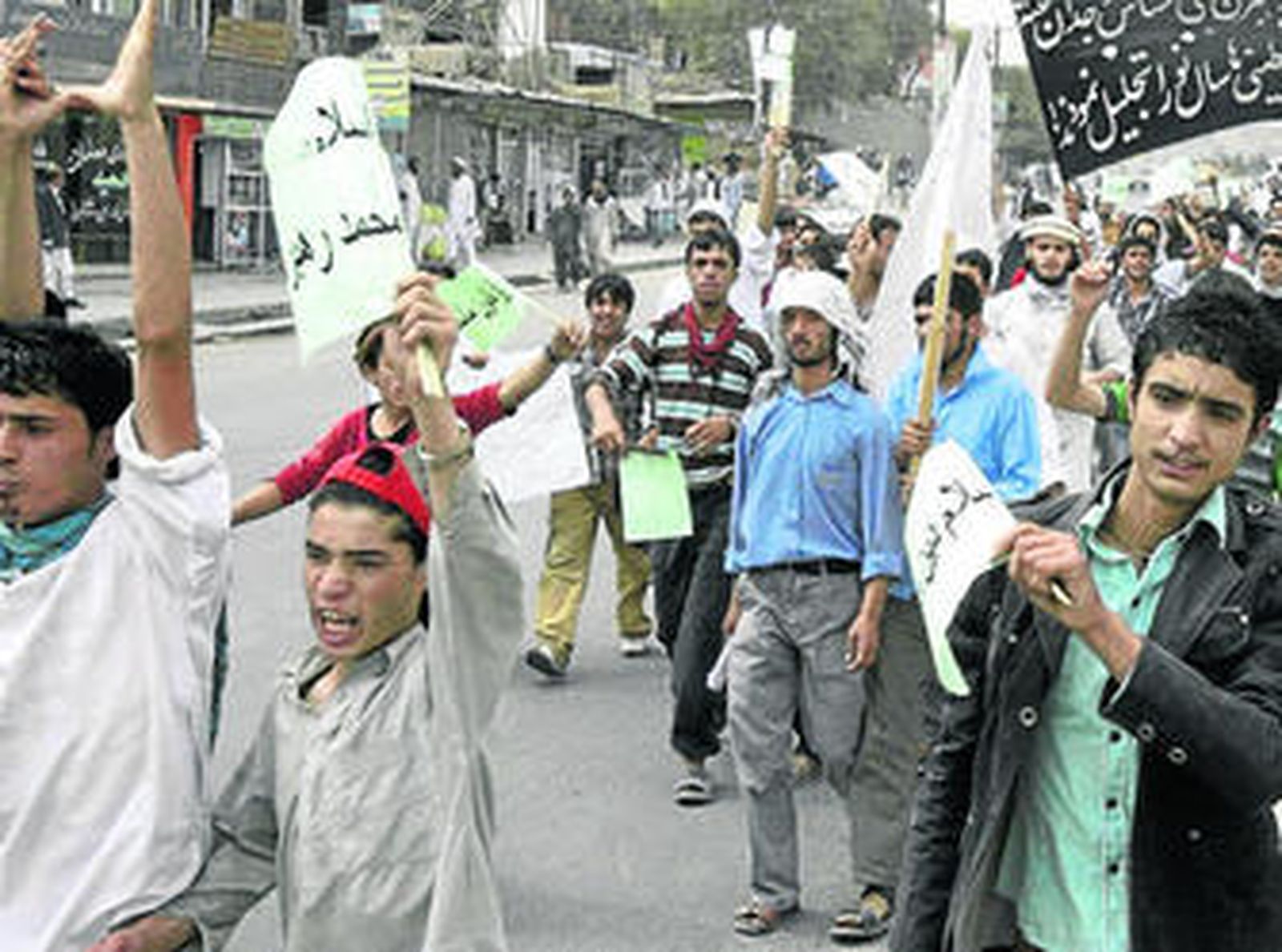 Afganos lanzan consignas contra Estados Unidos durante una manifestación en Kabul.