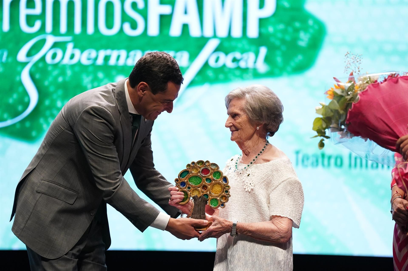 El presidente de la Junta de Andalucía, Juanma Moreno, entrega uno de los premios FAMP a la Gobernanza Local 2024.