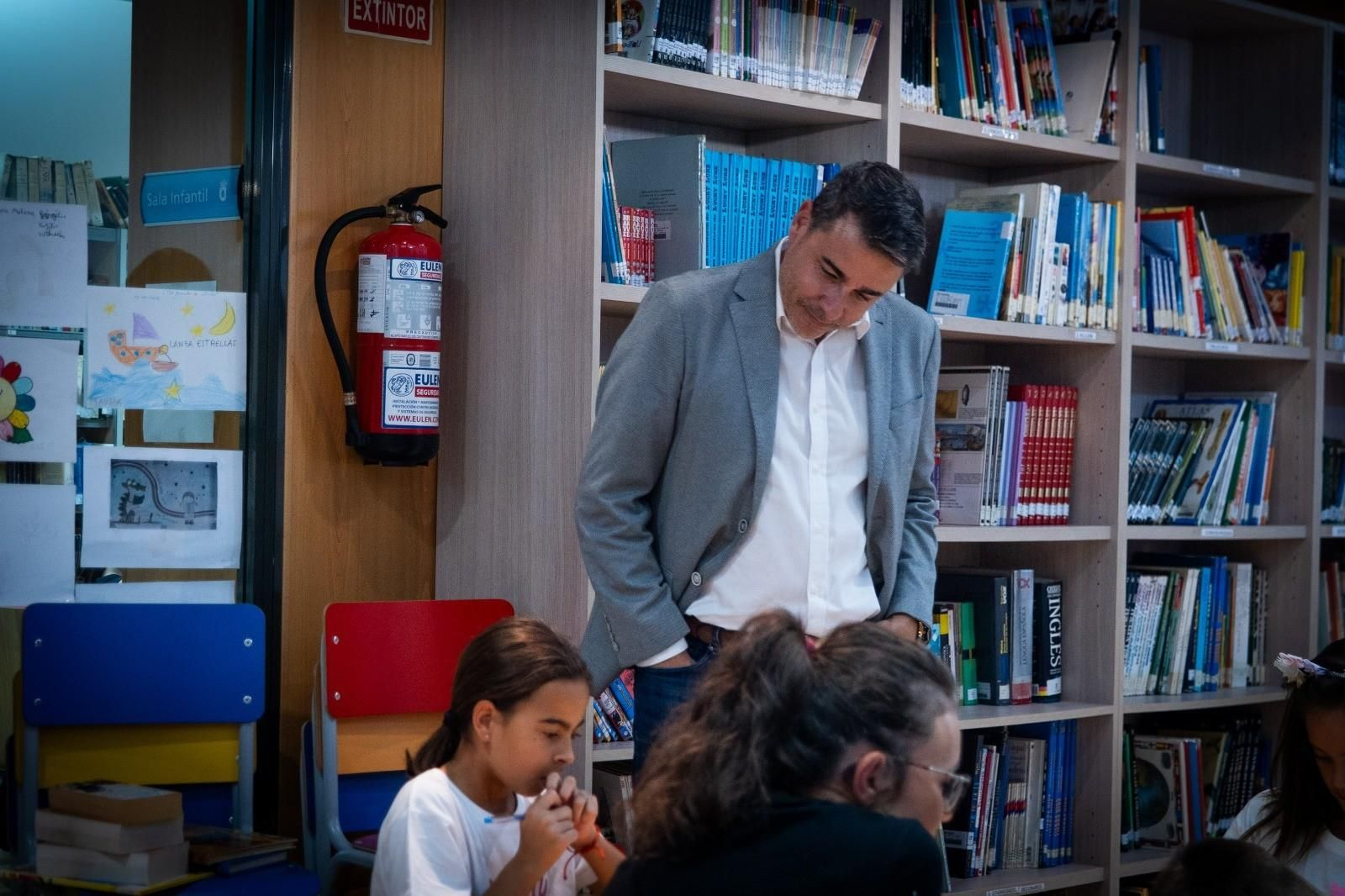 Los más jóvenes se divierten en el concurso tradicional de marcapáginas.