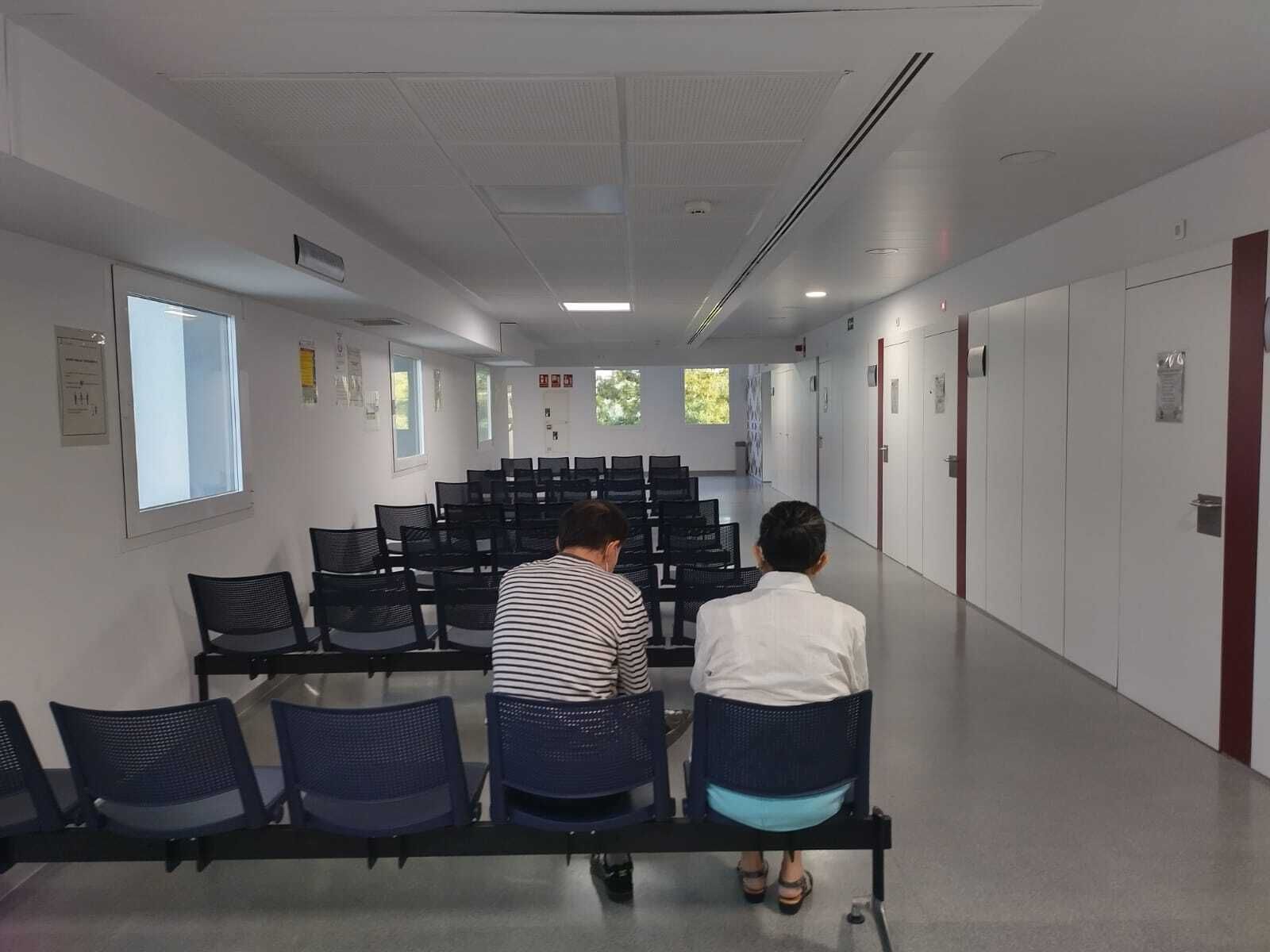 Varias personas esperan su turno en un centro de salud de Córdoba.