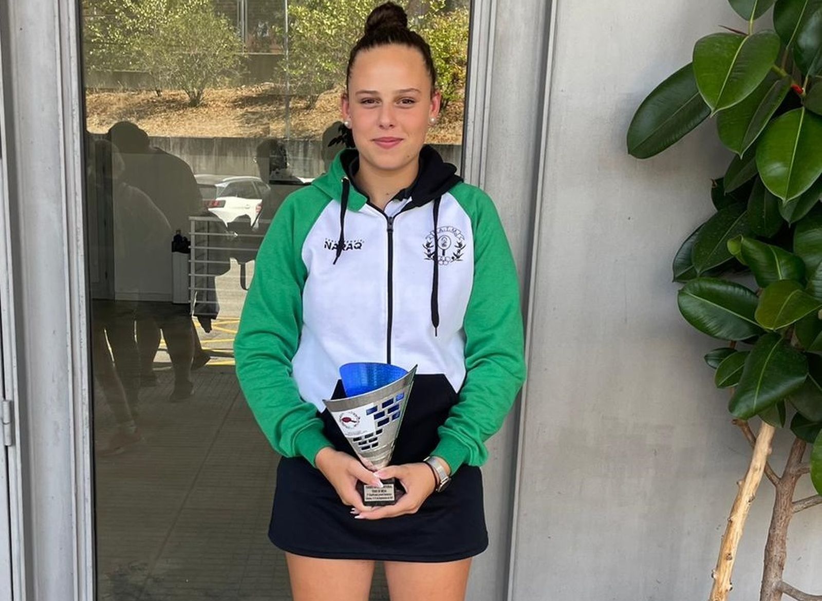 Lucía López, con el trofeo de subcampeona conseguido en Cáceres.