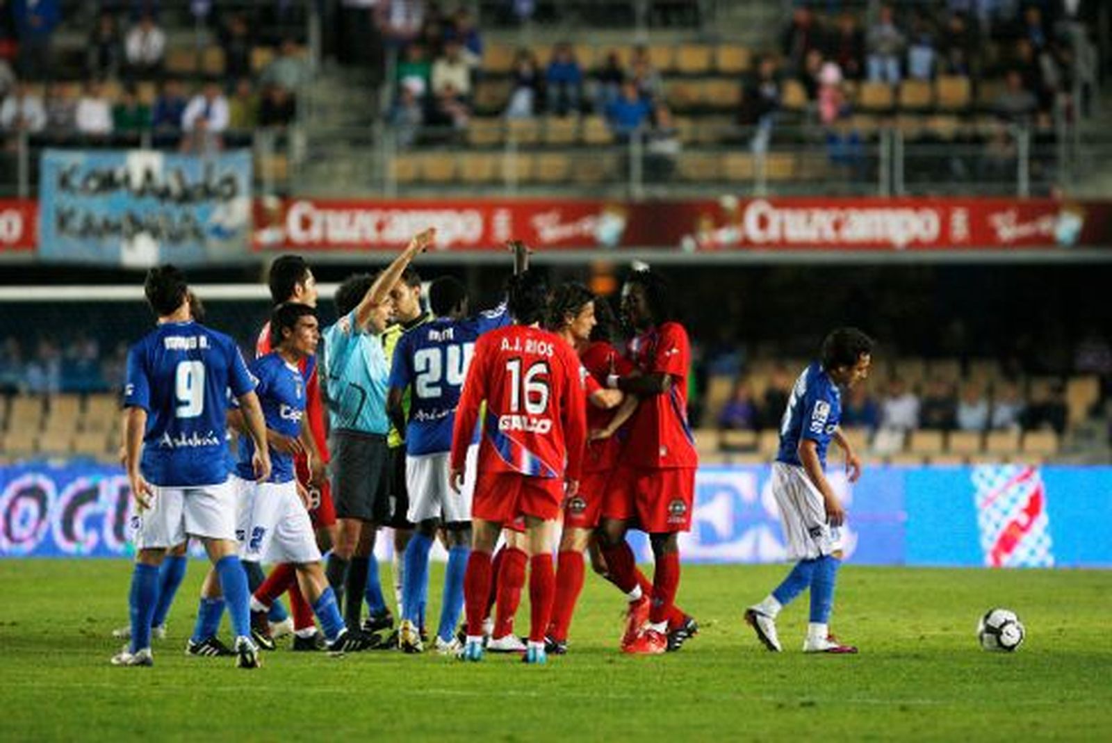 Al final del partido, Miku tuvo un gesto antideportivo con los azulinos e Iturralde tuvo que poner paz.

Foto: Pascual