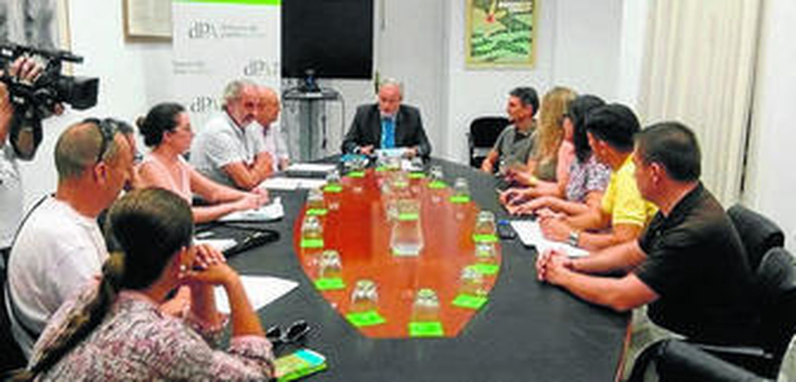 Trabajadores de los consorcios reunidos ayer con el Defensor del Pueblo.
