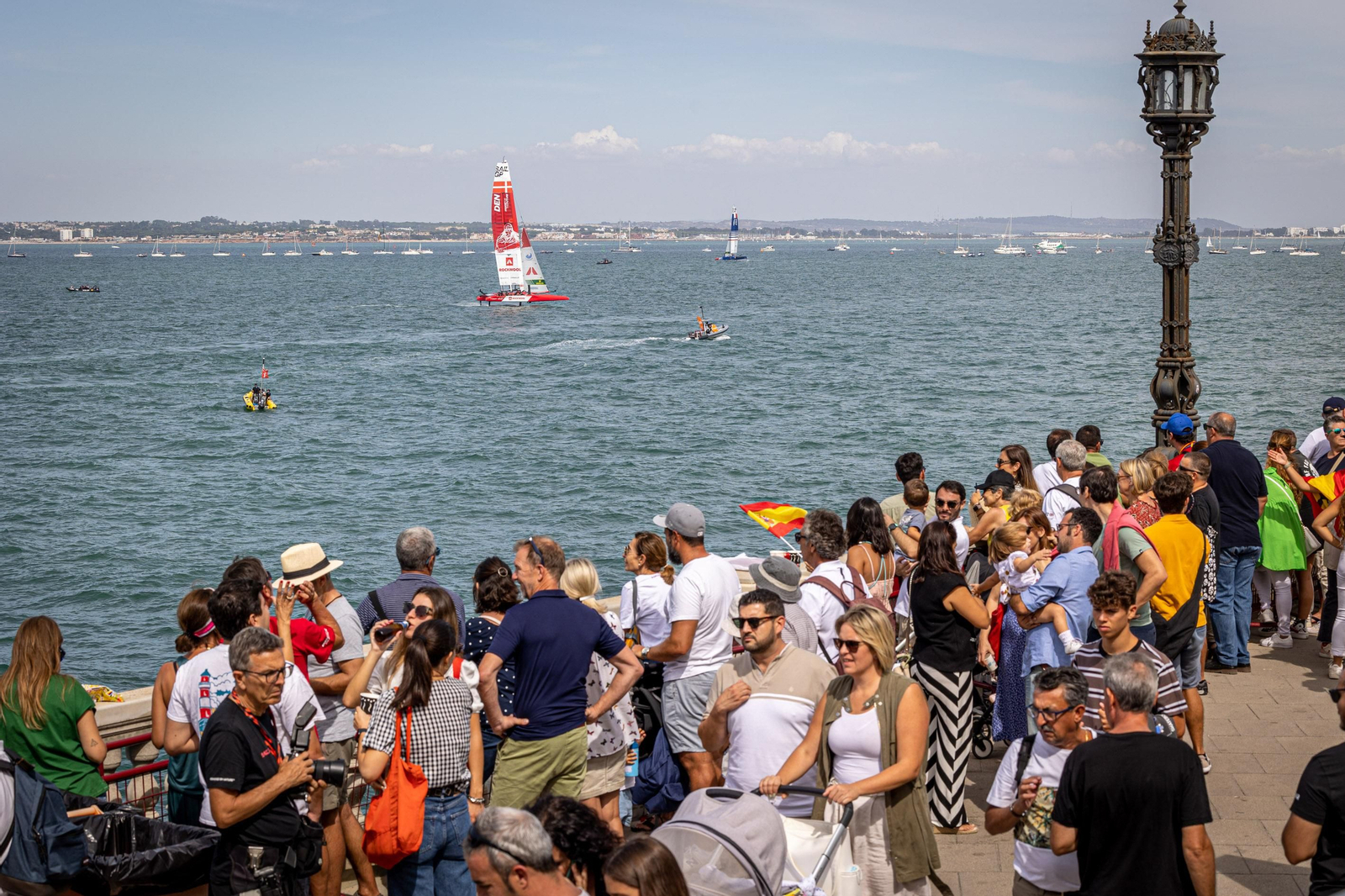 Búscate en SailGP Cádiz: La ciudad disfruta del ambiente del domingo con las actividades, las carreras y los bares