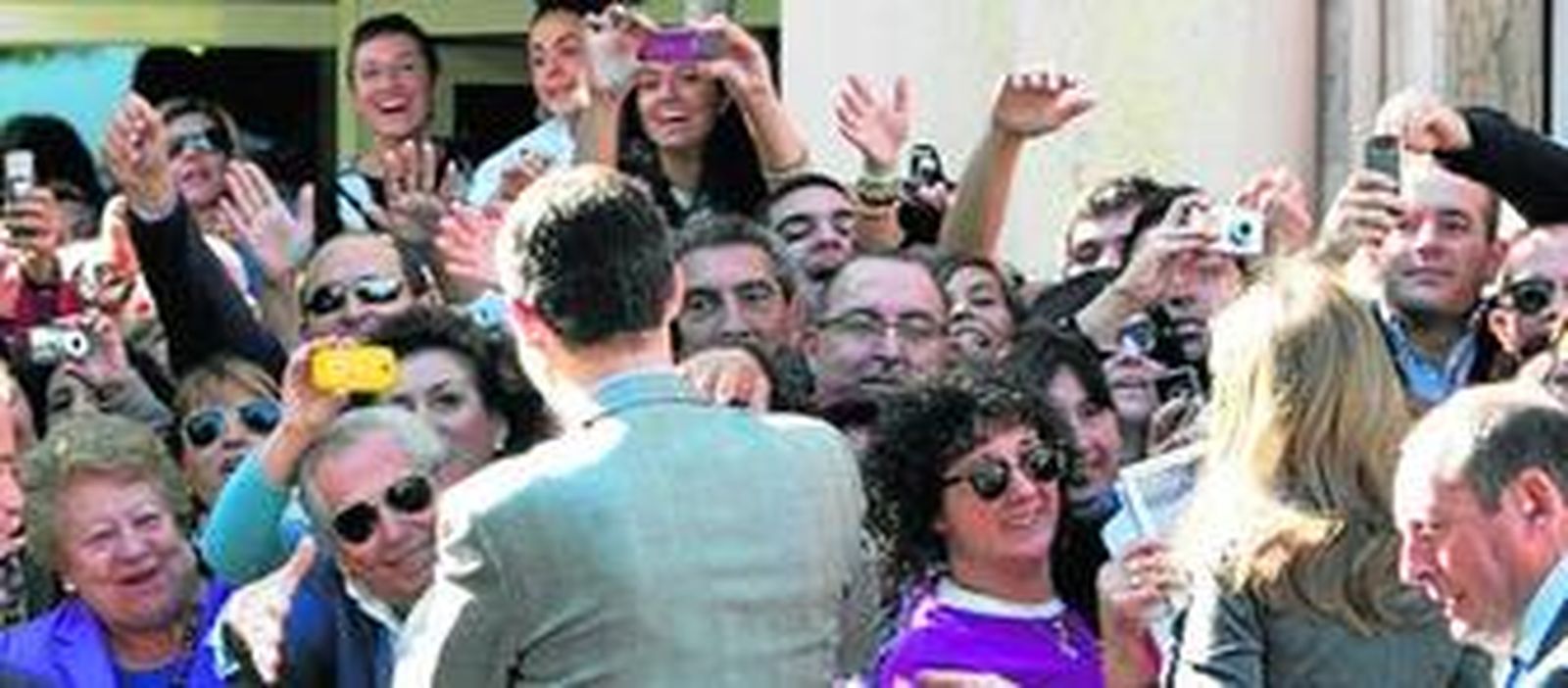 Los Príncipes no dudaron en saludar, ayer a su llegada a la Atalaya, a los jerezanos que les estaban esperando en la calle Lealas.