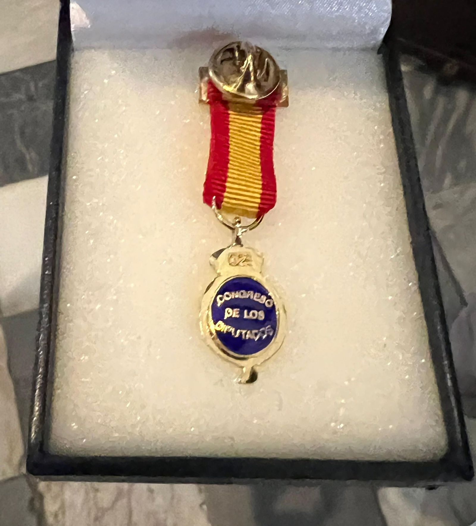 Reverso de la medalla del Congreso que Sastre ha donado a la Virgen de la Amargura.