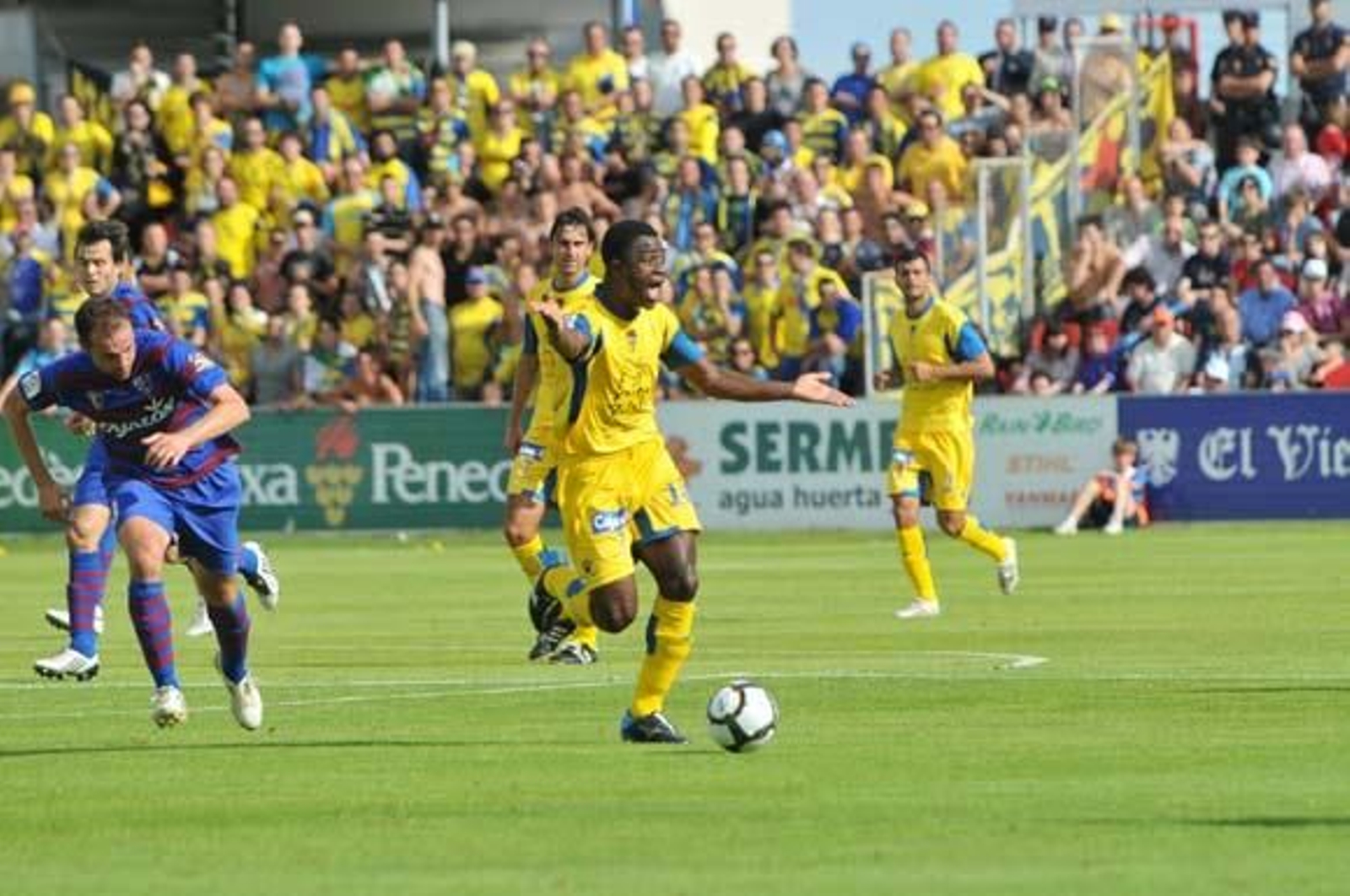 El equipo amarillo vuelve a los puestos de descenso y se complica la vida al perder por dos goles a uno frente al Huesca

Foto: LOF