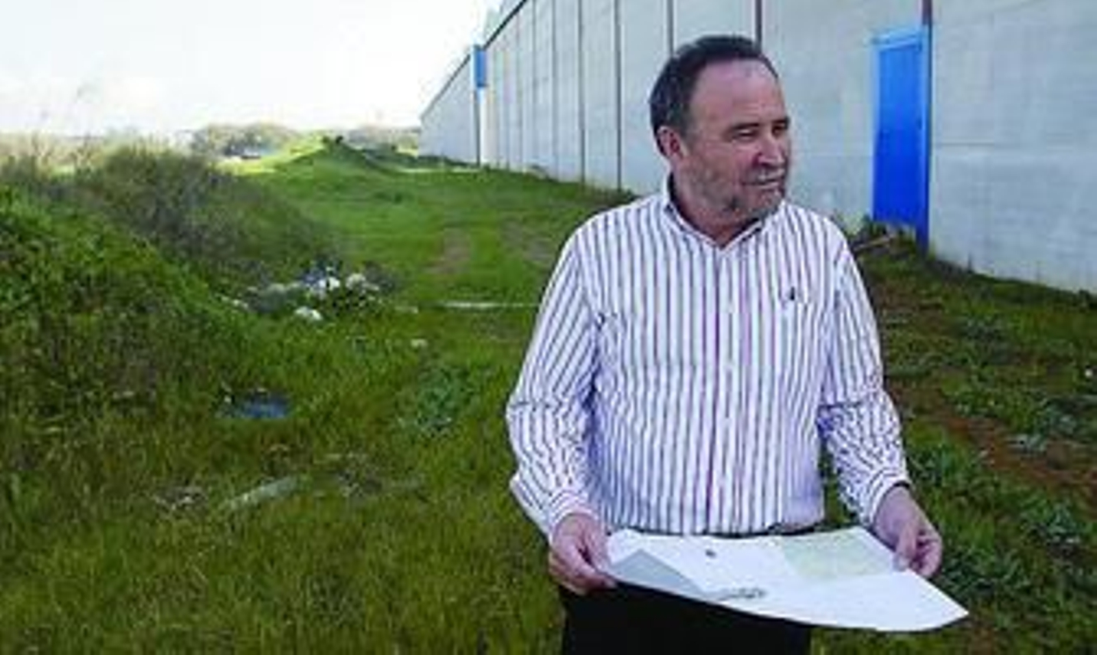 El alcalde de Guillena, Justo Padilla, muestra un mapa del municipio.