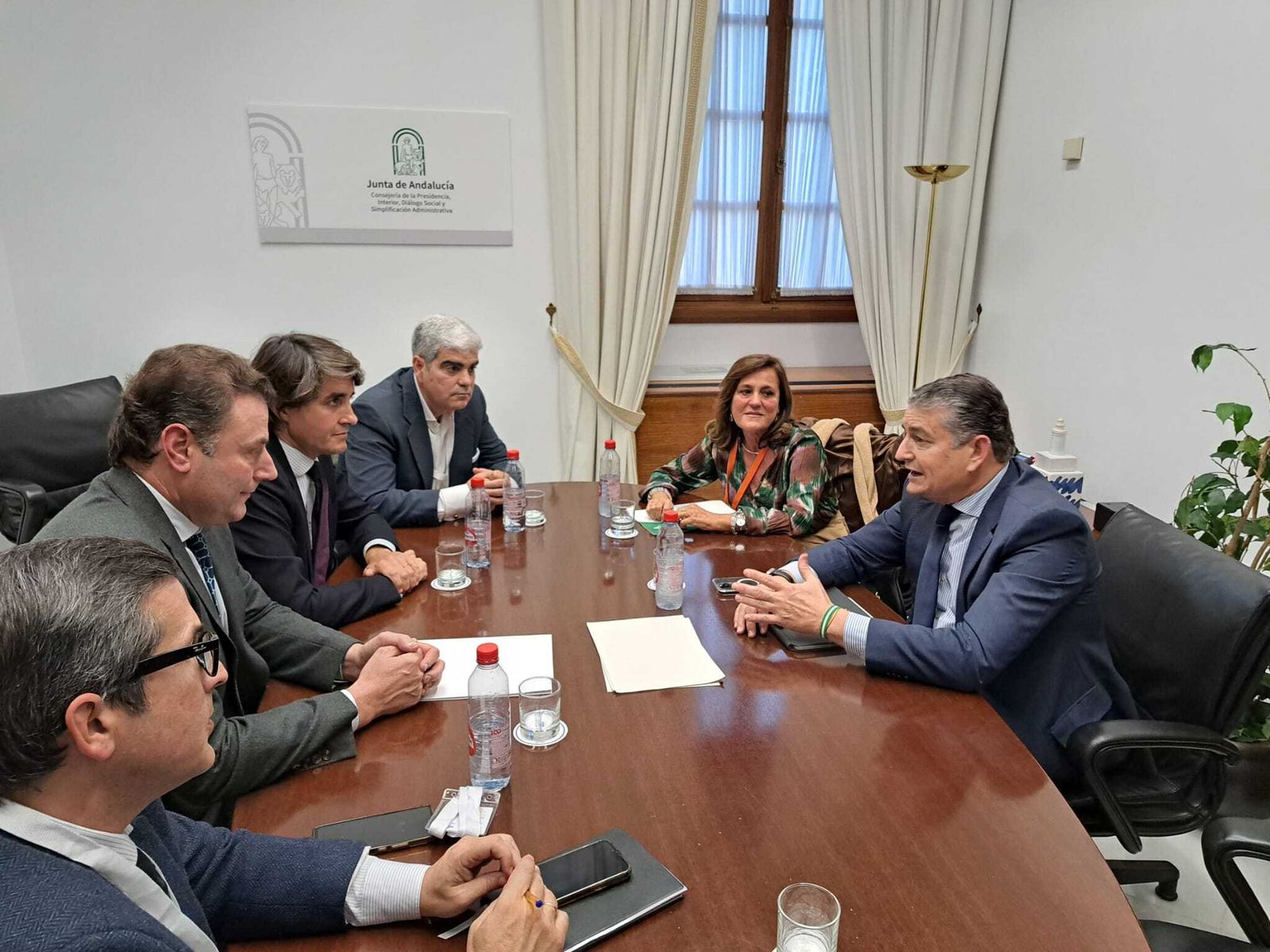 Un momento del encuentro de los representantes de la AECAT con Antonio Sanz.
