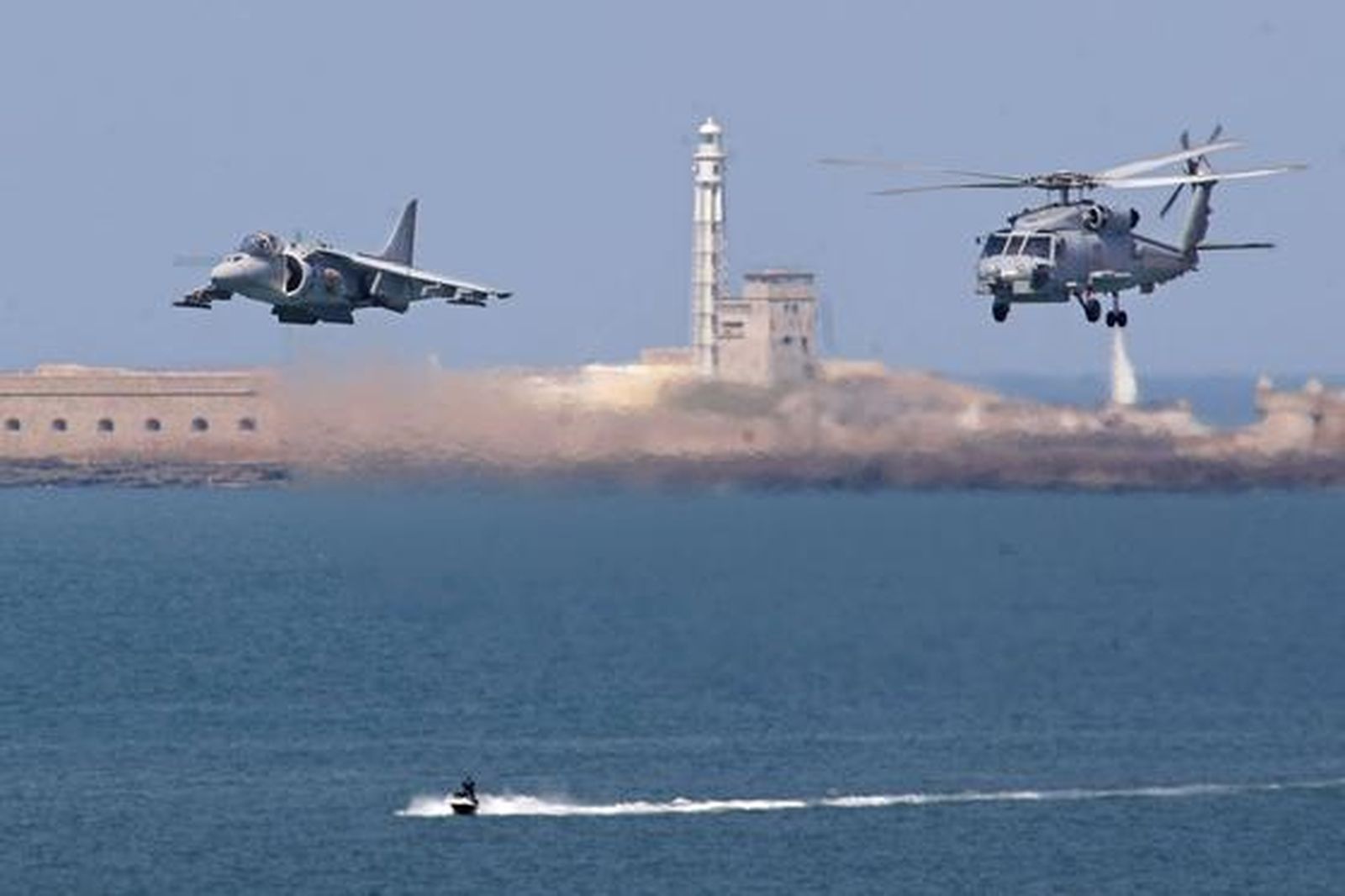 190.000 personas disfrutan del III Festival Aéreo en la playa de la Victoria. /Foto: Julio González