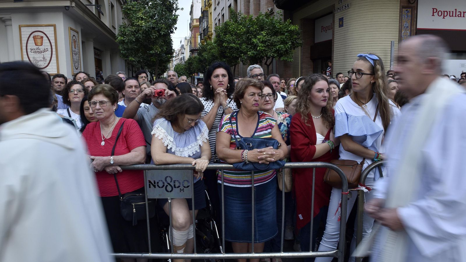 Fieles aguardando a la Patrona.