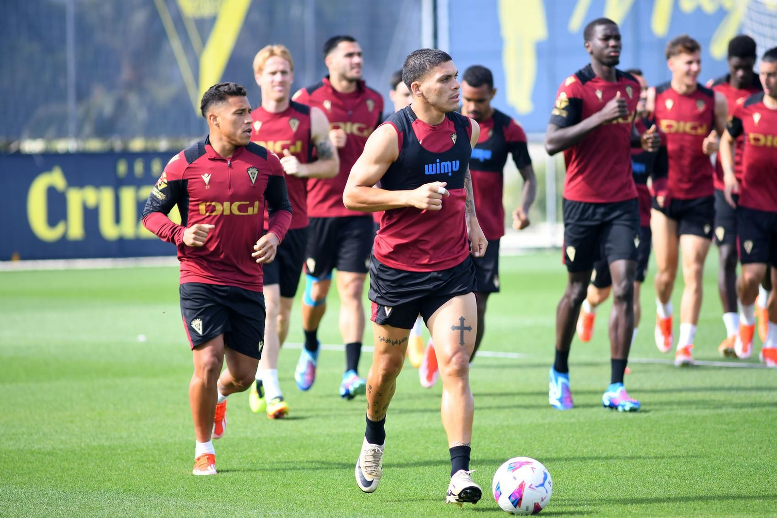 Jugadores del Cádiz en la sesión del lunes.