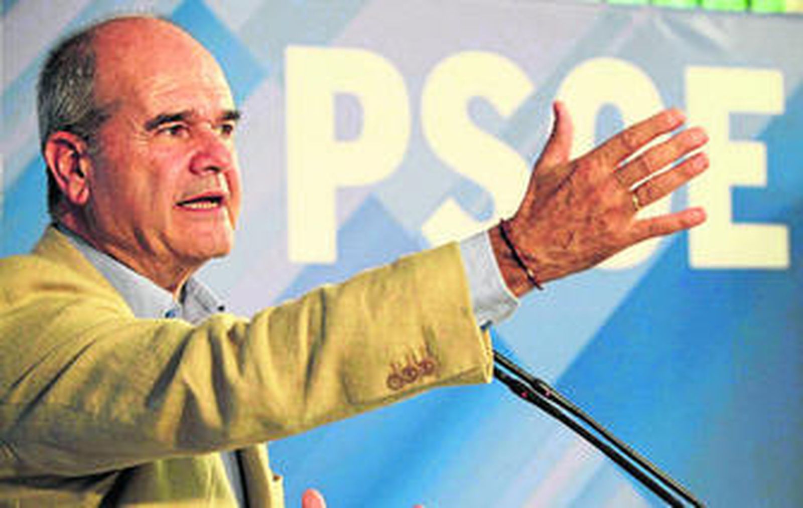 El vicepresidente del Gobierno, Manuel Chaves, ayer en un acto en Medina Sidonia (Cádiz).