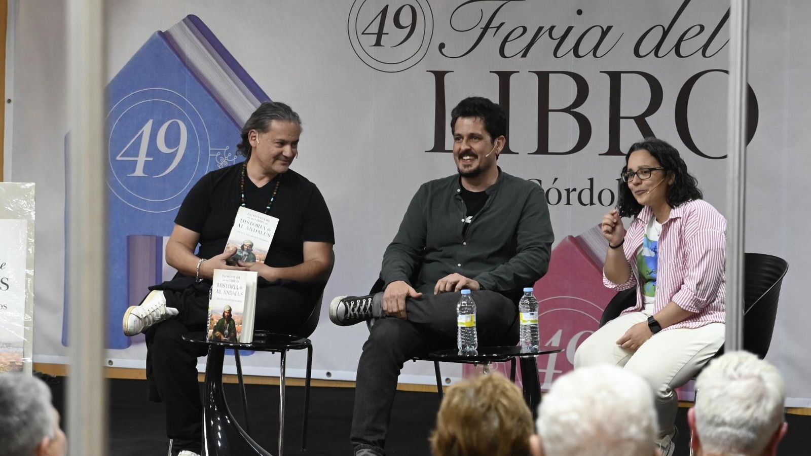 Daniel Valdivieso (centro) en la presentación de su libro en la Feria del Libro de Córdoba.