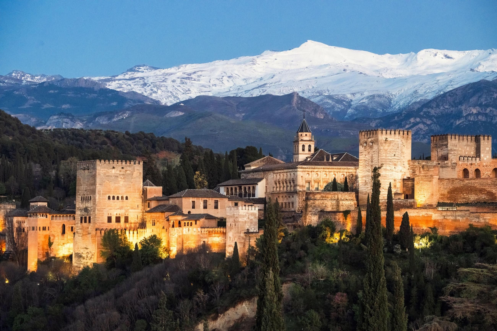 La Alhambra de Granada con Sierra Nevada al fondo