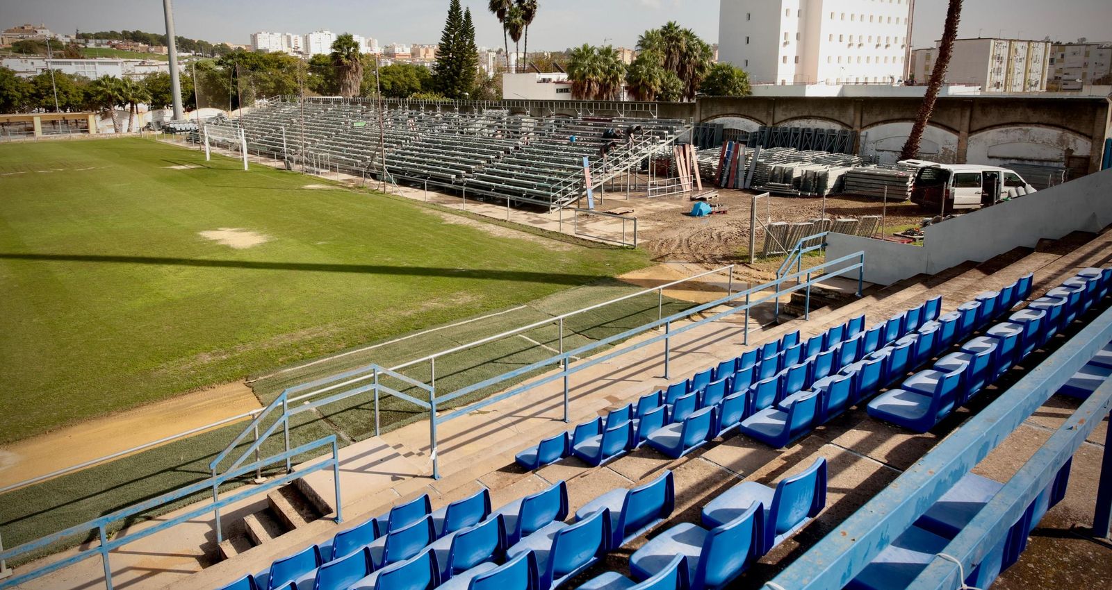 Instalada la grada supletoria en el campo Pedro Garrido de Jerez