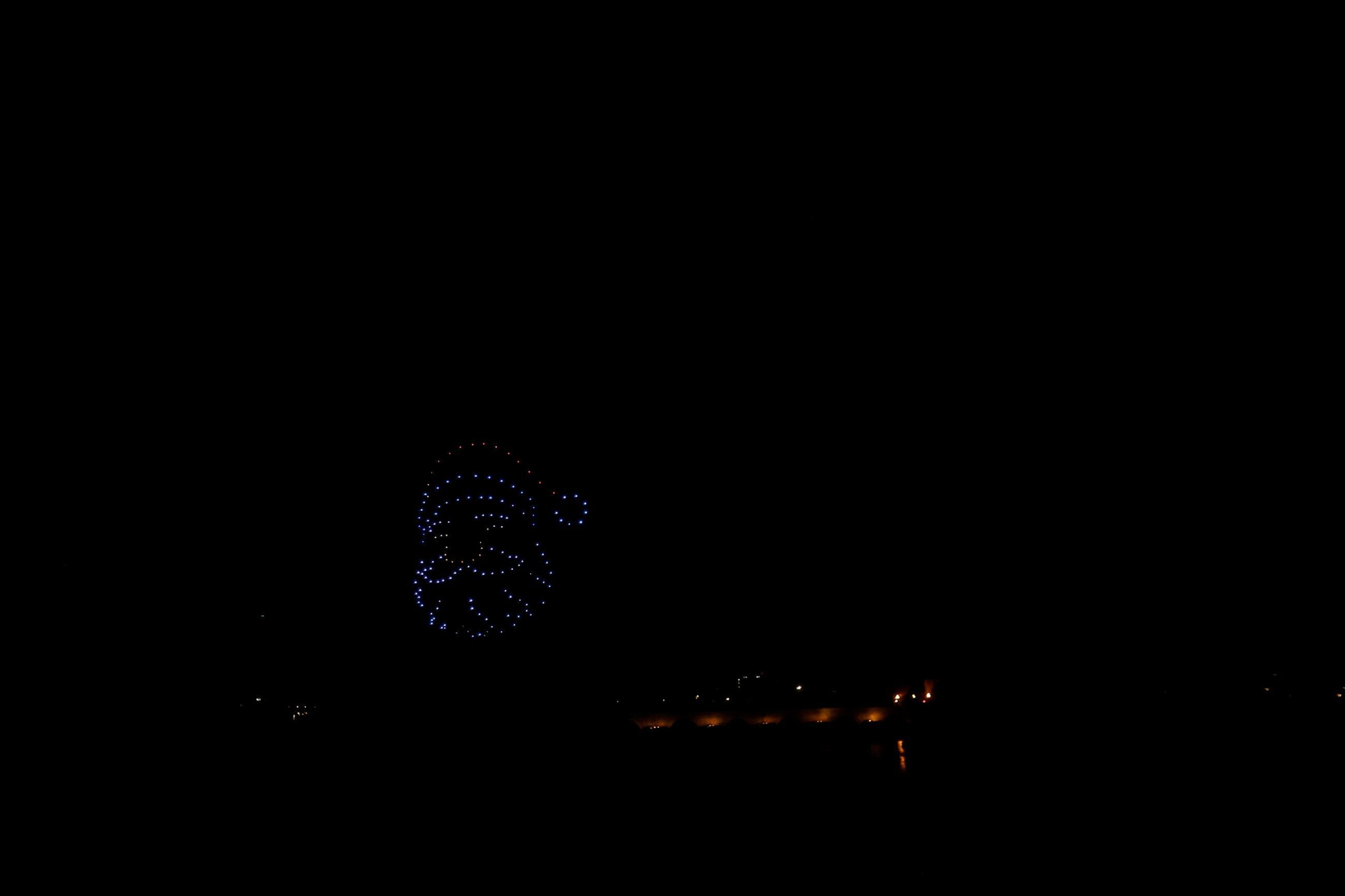 Un espectáculo de drones dibuja 'un cuento de Navidad' en el cielo de Córdoba