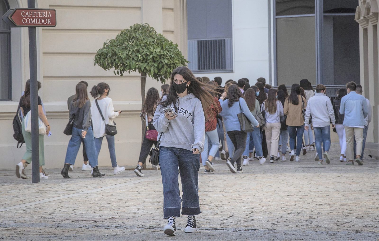Jóvenes en una de las facultades de la Universidad de Sevilla.