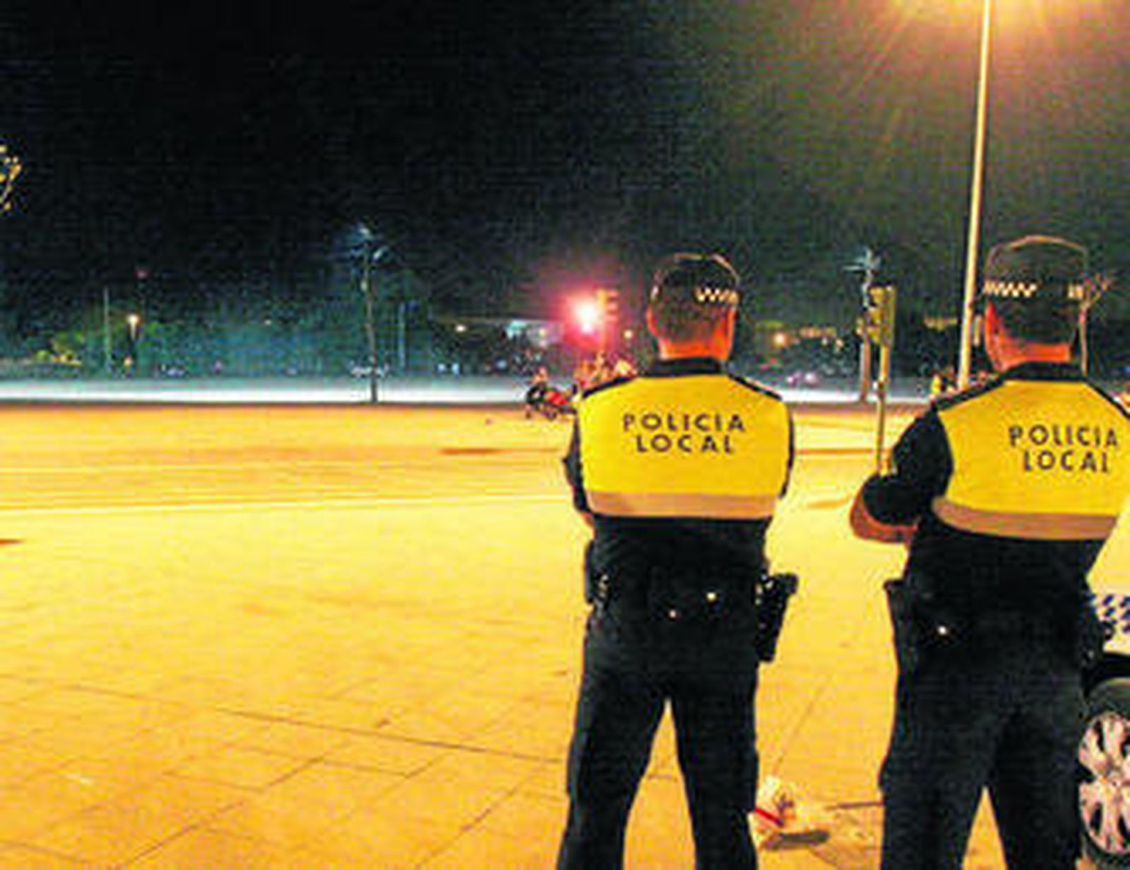 Policías locales vigilando la zona