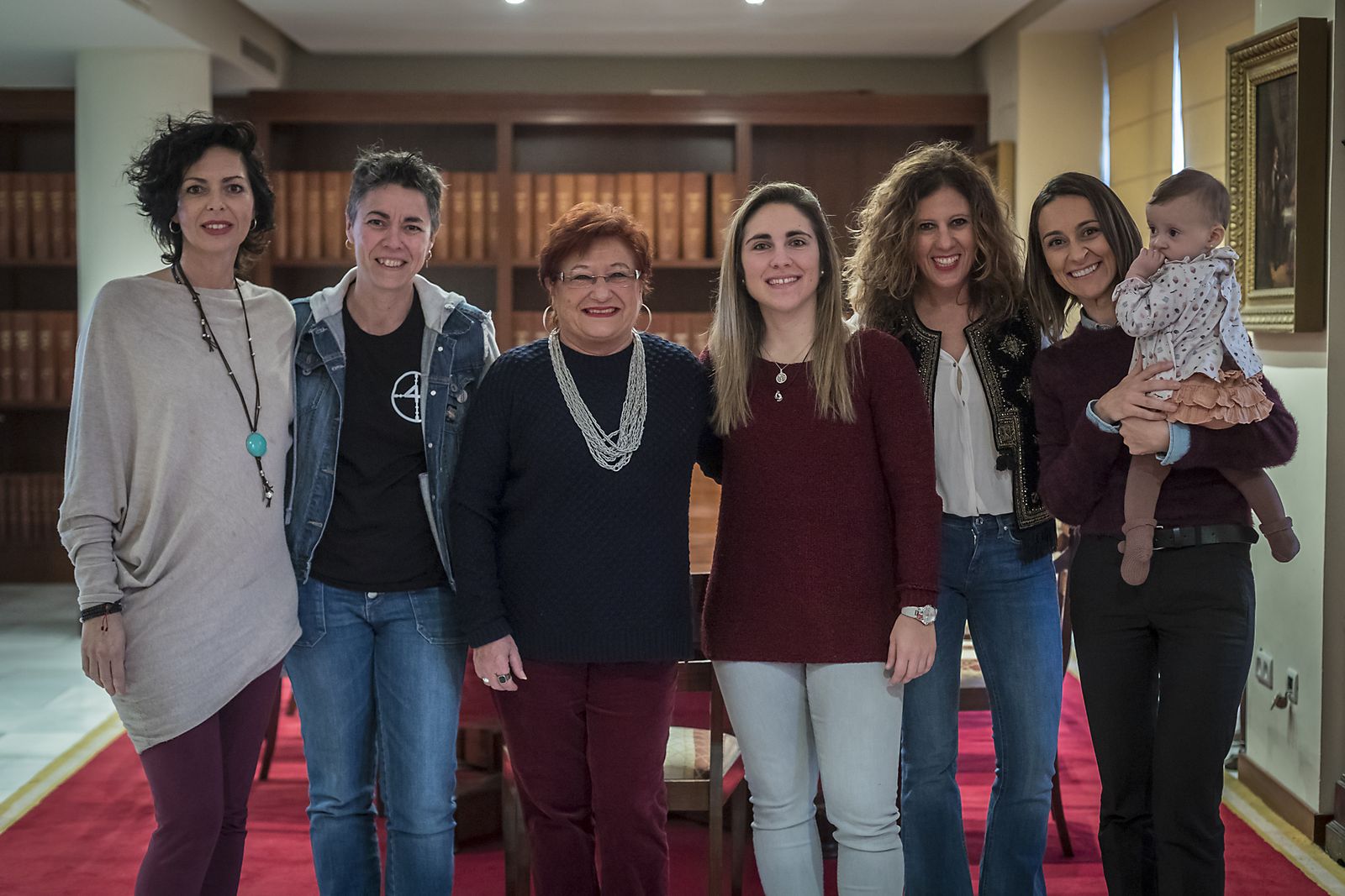 Susana Bermúdez, Carmen Moreno, Ana Rodríguez Tenorio, Amelia Romero, Margarita Hidalgo y Vanessa Fabeiro con su hija Norah Barba, en la hemeroteca de 'Diario de Cádiz'.
