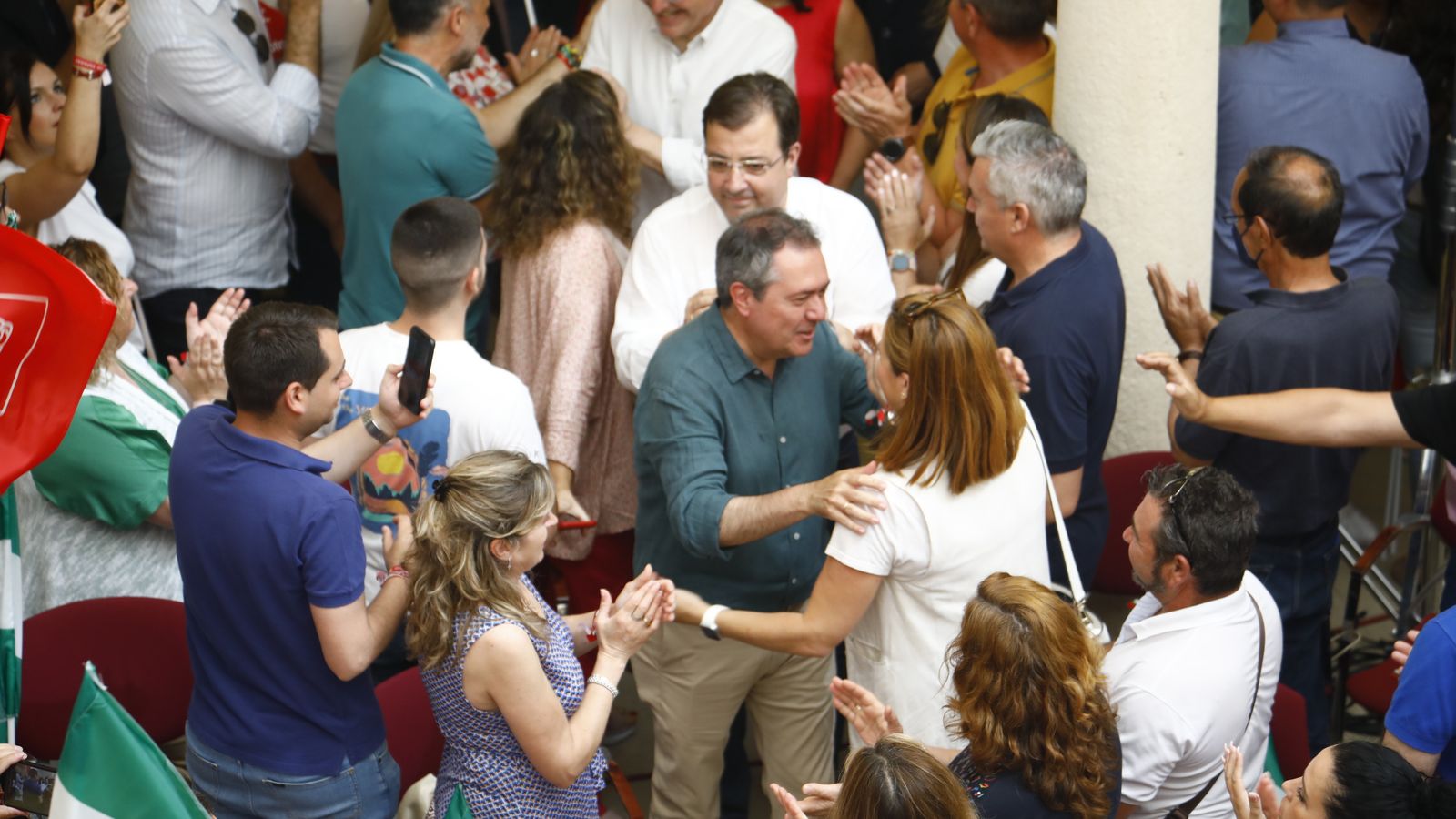 Un momento de la llegada de Juan Espadas al Palacio de Congresos.