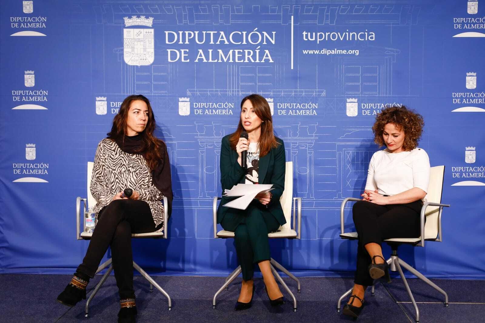 Presentación de las actividades del 8 de marzo con Marga López, Carmen Belén López y Mar Galera