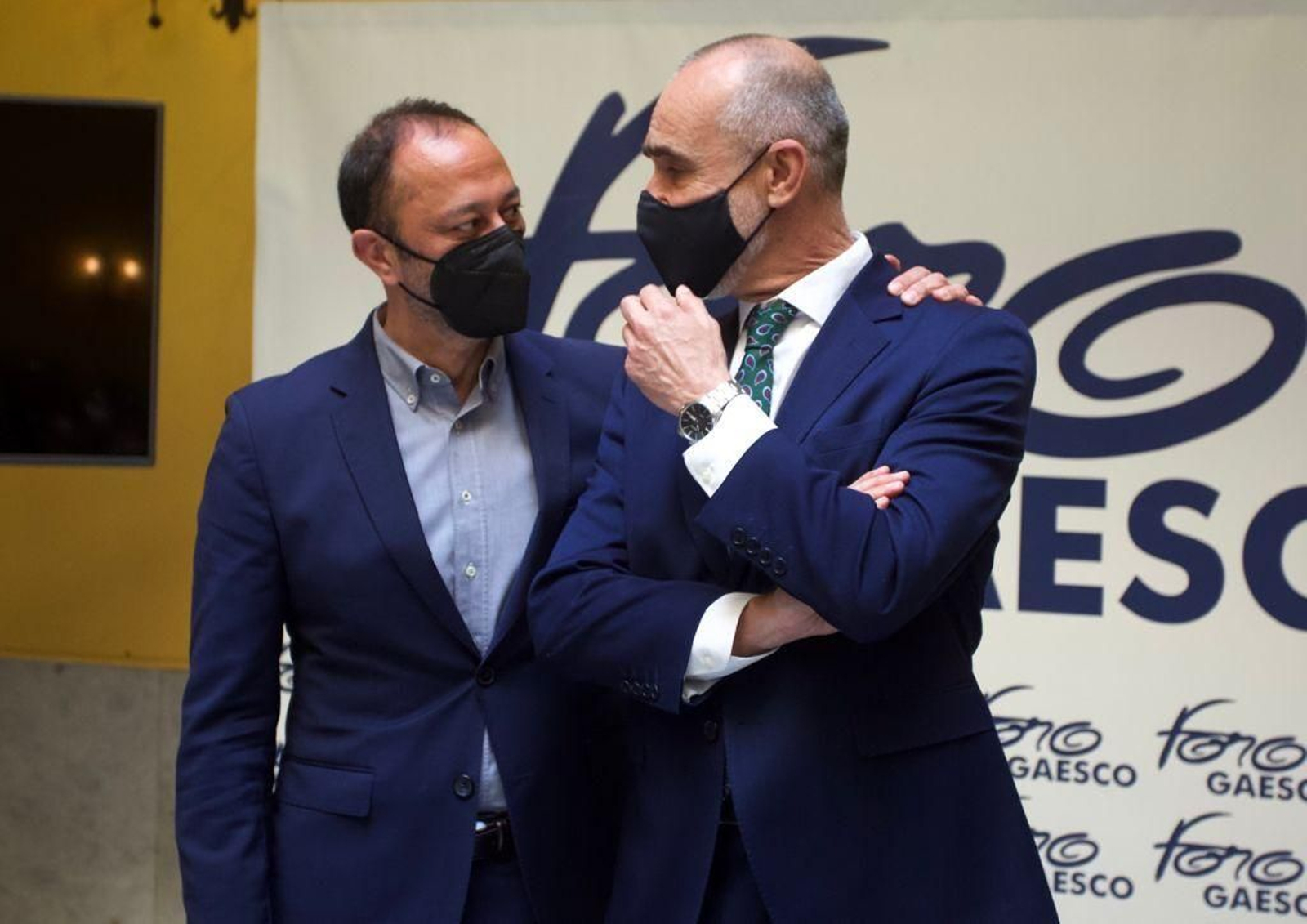 Celis antes de la presentación del Foro Gaesco, protagonizado por el concejal del Ayuntamiento de Sevilla Antonio Muñoz.