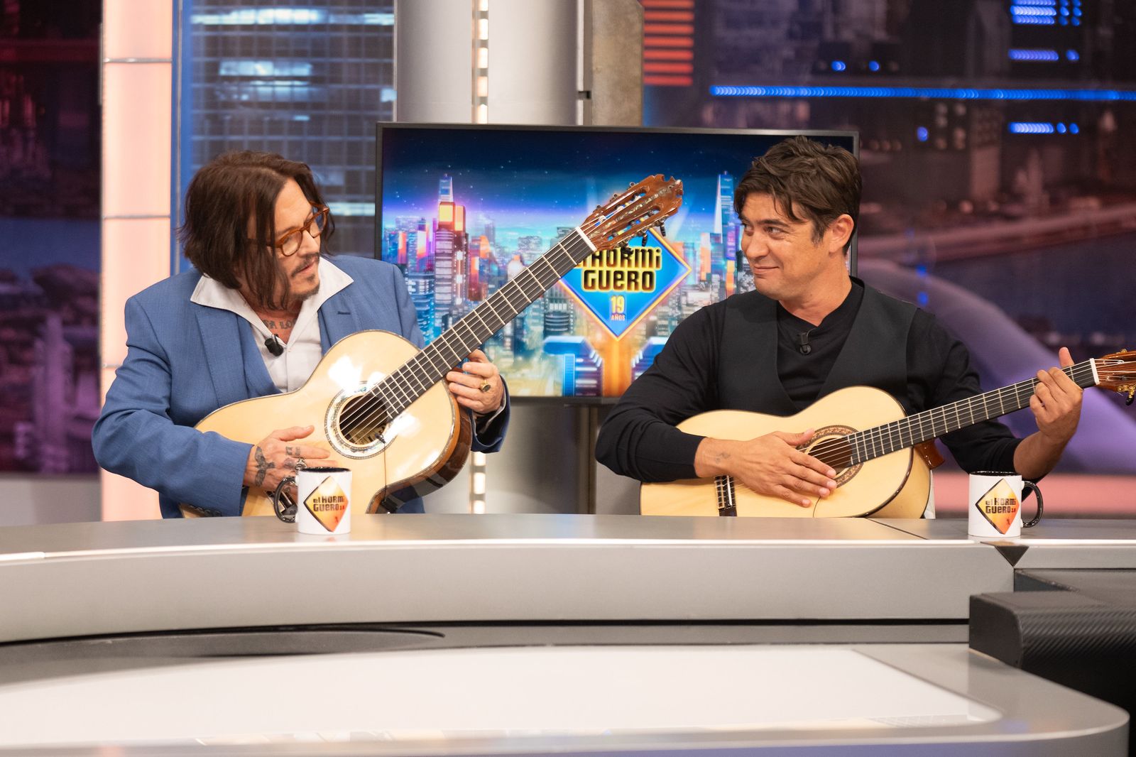 Johnny Depp y Riccardo Scamarcio con las guitarras flamencas regaladas por 'El Hormiguero'