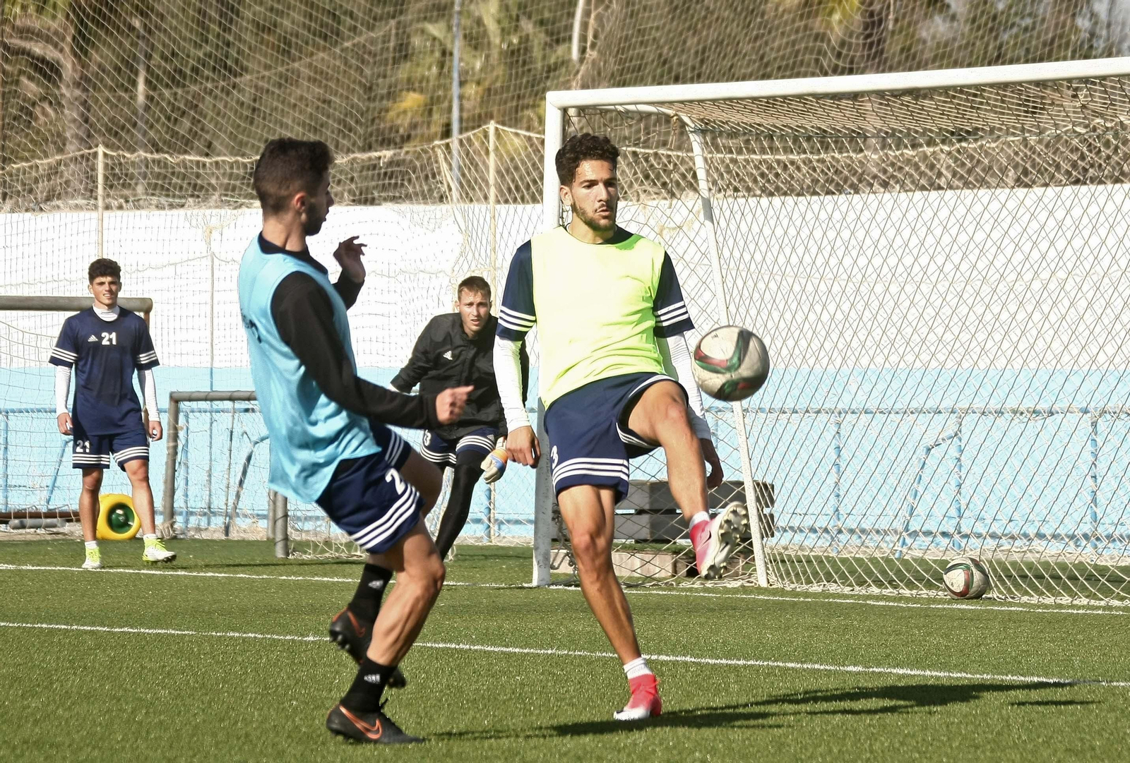 Luis Madrigal (d) se dispone a despejar durante un entrenamiento en la Ciudad Deportiva.