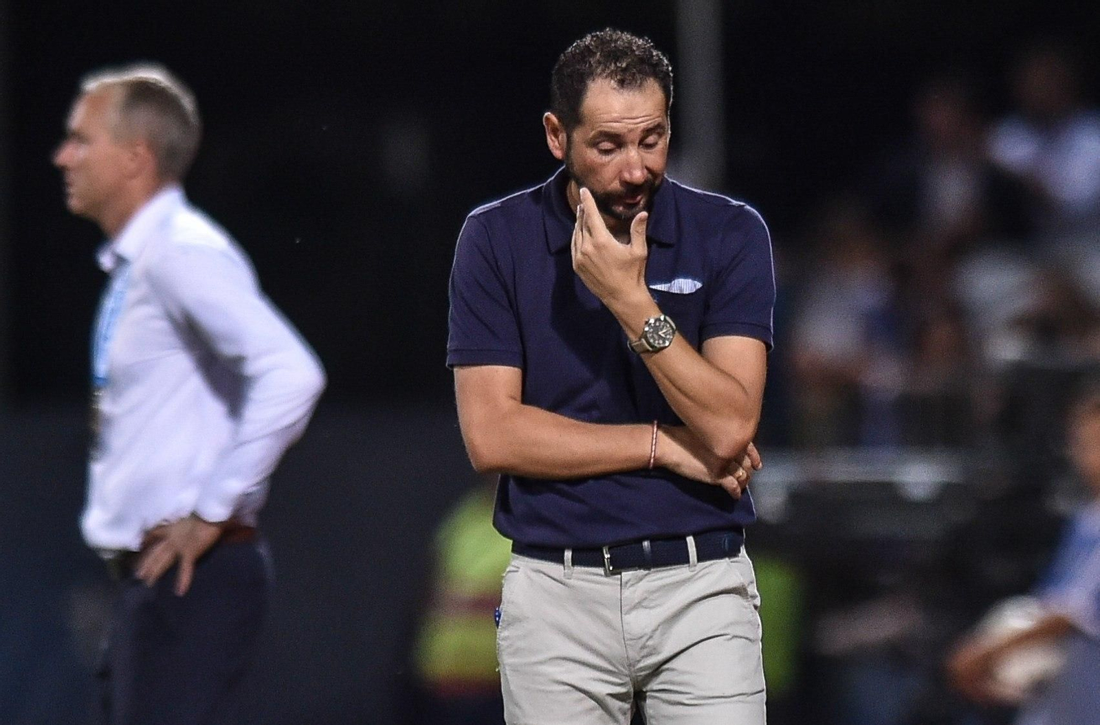 Pablo Machín realiza un gesto contrariado ante Vaclav Jilek.