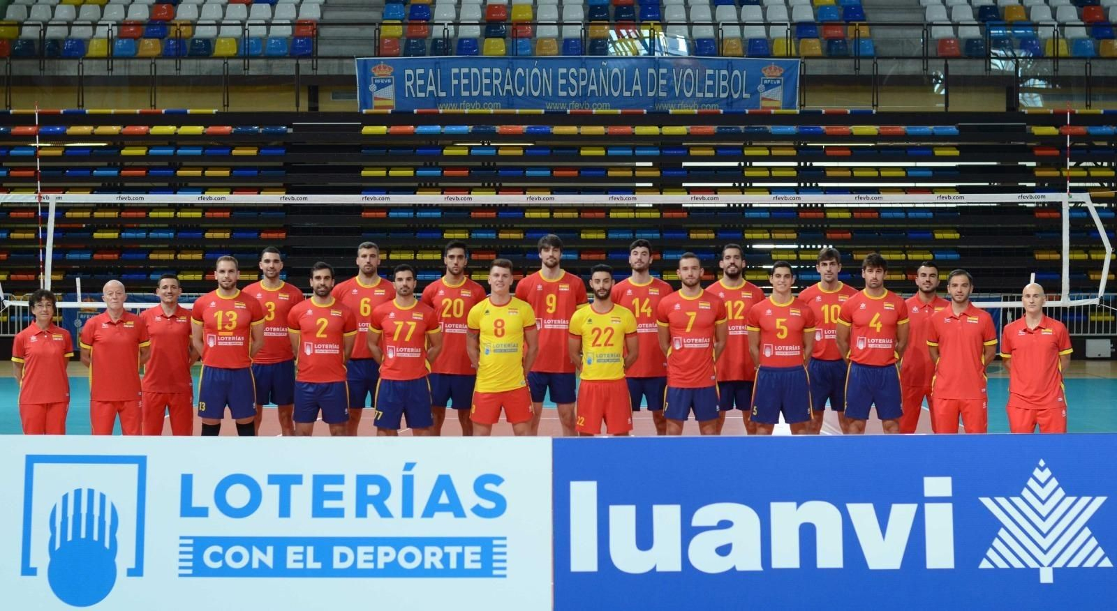 Foto oficial de la selección española de voleibol antes de partir hacia Chipre Foto oficial de la selección española de voleibol antes de partir hacia Chipre