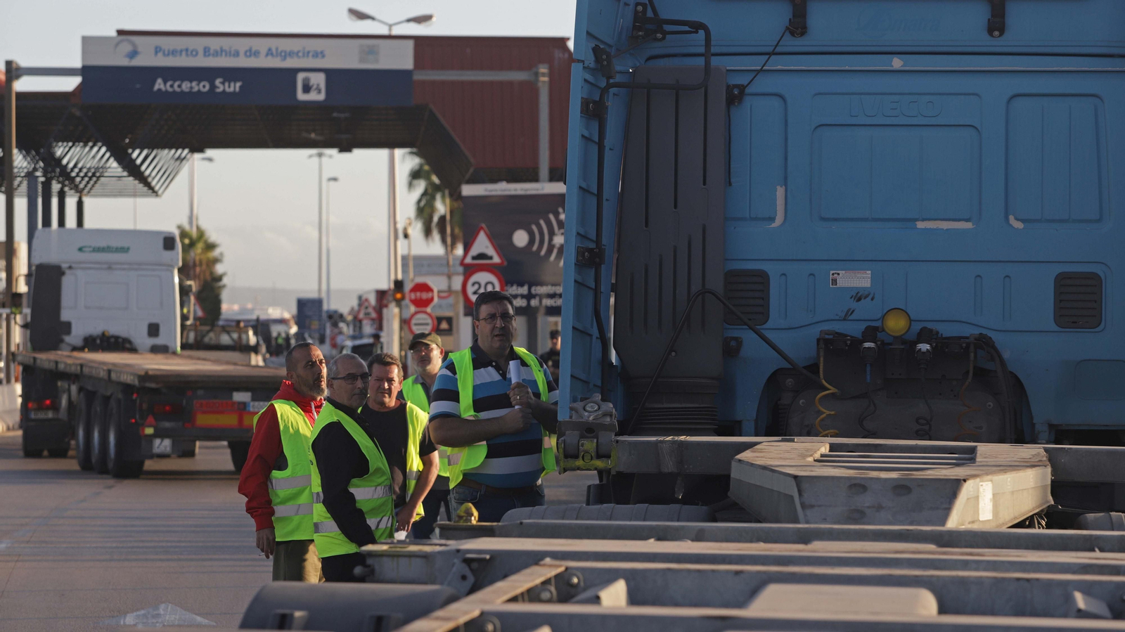 Fotos del paro de camioneros en el puerto de Algeciras