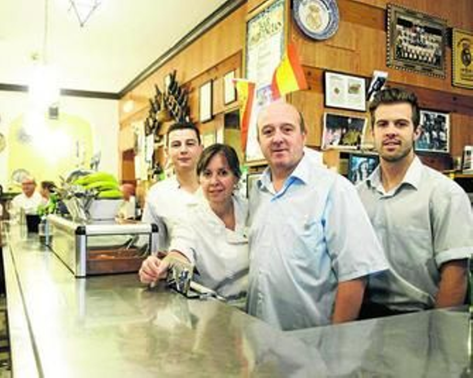 Johny, María José, Jorge y Jorge hijo, en el establecimiento cercano a Bib-Rambla.