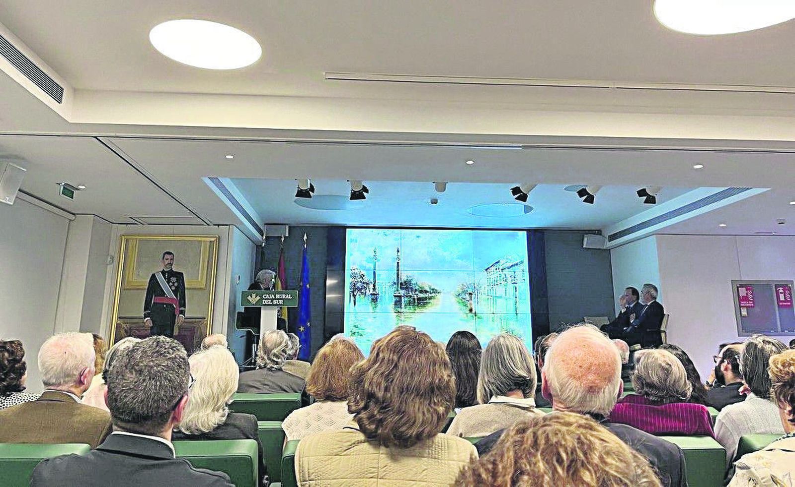 El público contempla el cuadro de Miguel García Rodríguez ‘Inundación en la Alameda’.