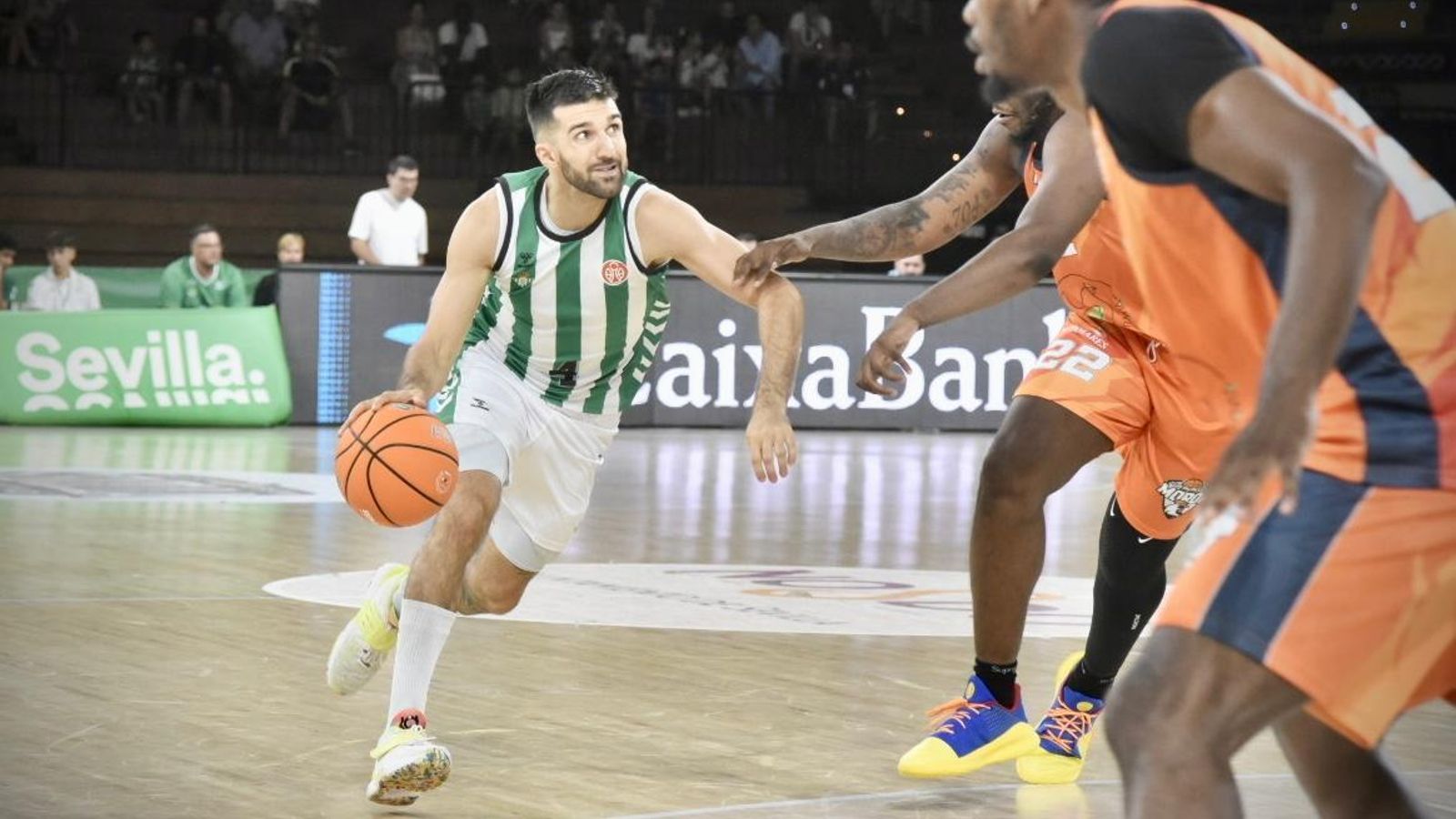 Cvetkovic penetra a canasta ante la defensa del CB Morón.