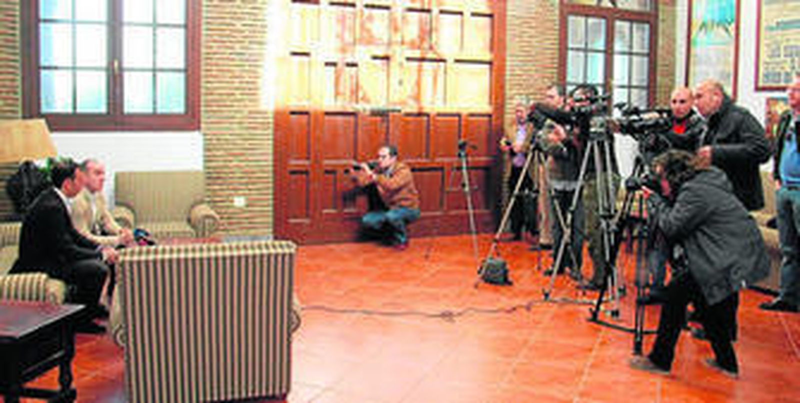 Jesuli de Torrecera y su apoderado, Iñaki Cestao, respondiendo las preguntas en la rueda de prensa celebrada en Fuenterrey de Bohórquez.