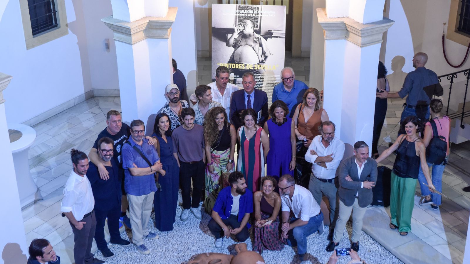 Foto de familia con los artistas de la muestra.