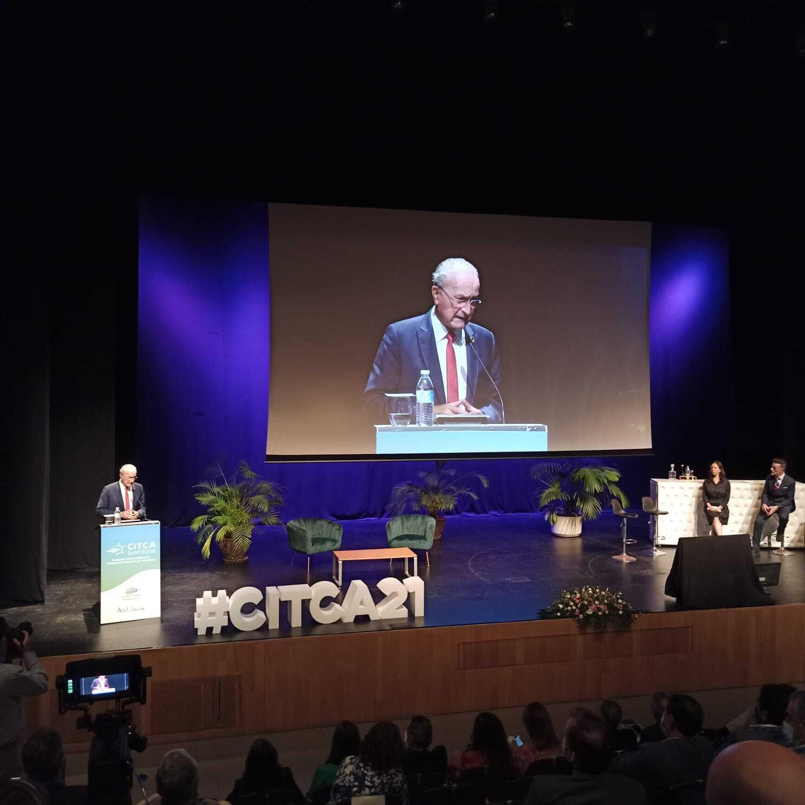 El alcalde, Francisco de la Torre, durante una presentación.
