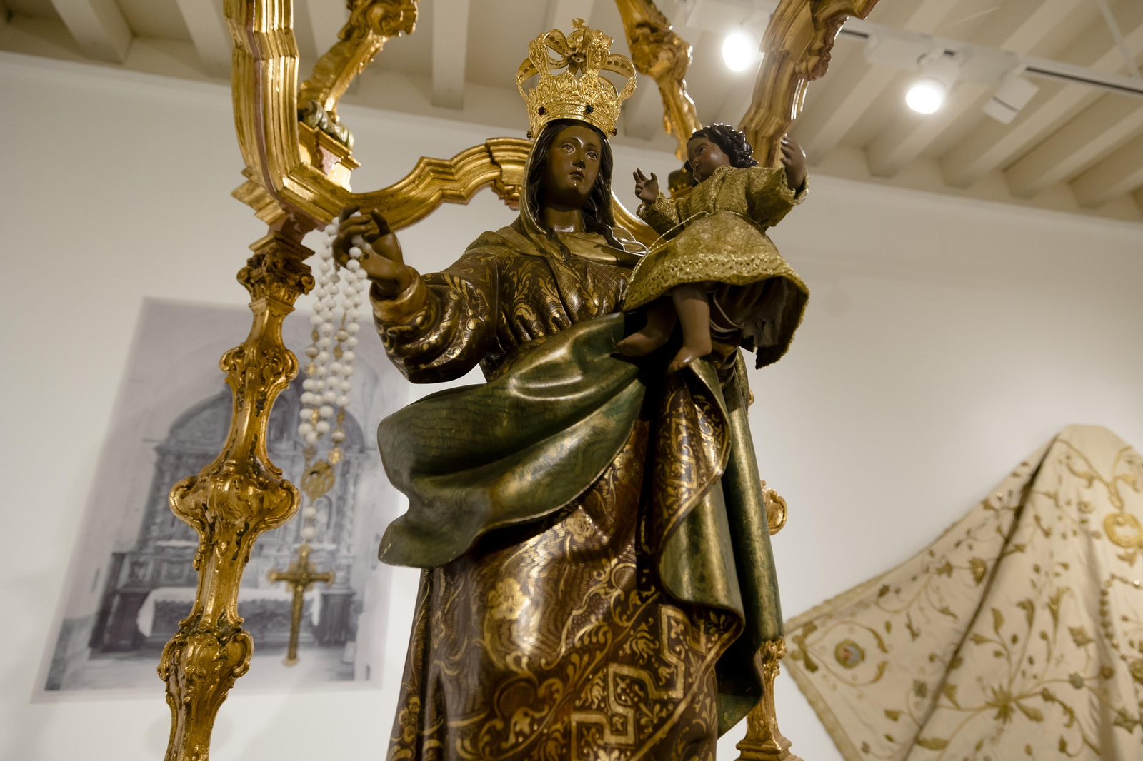 Imágenes de la inauguración de la exposición cofrade 'Rosario, por Cádiz coronada'.