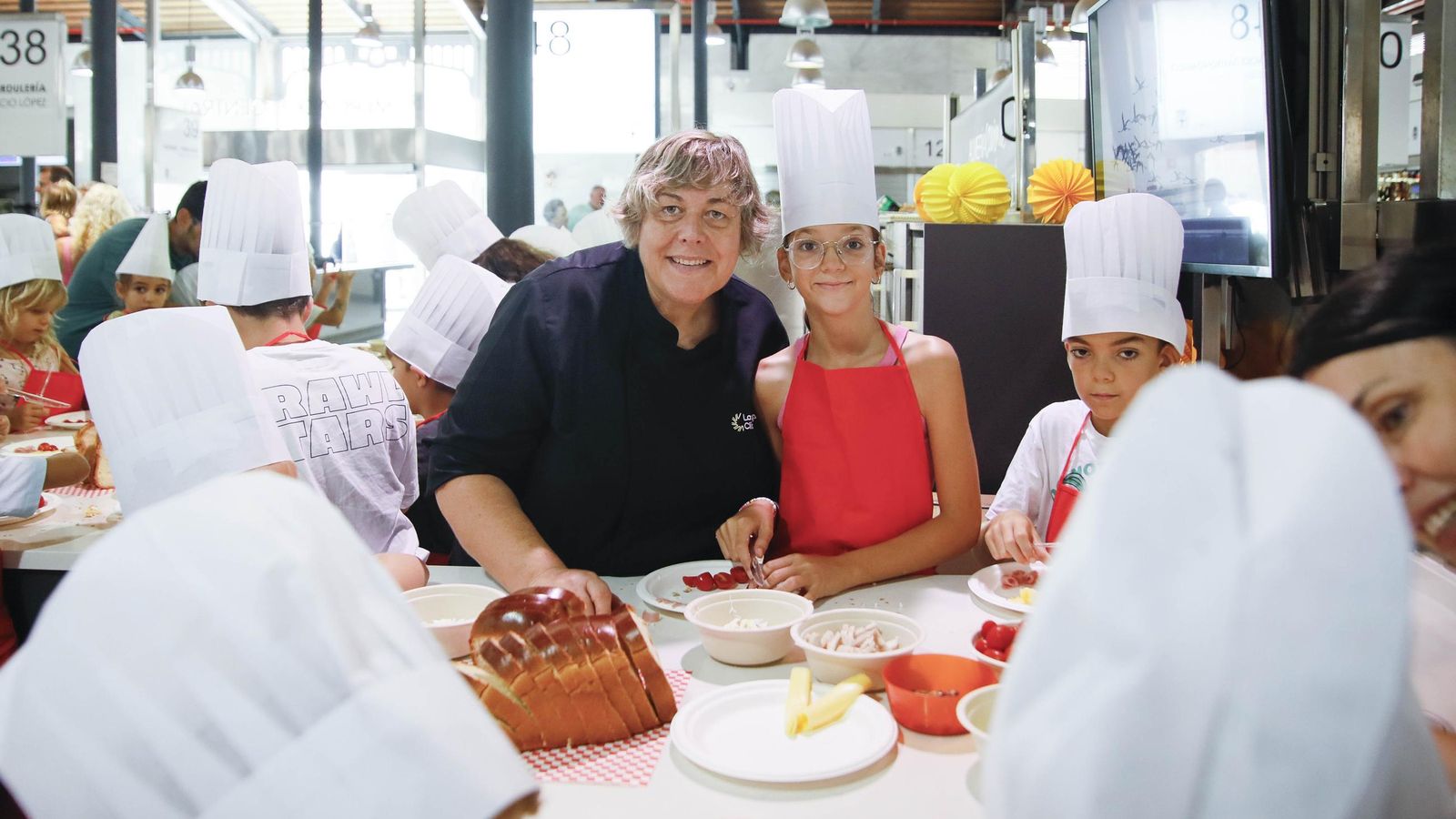 Las imágenes del taller infantil de cocina en el mercado de Almería