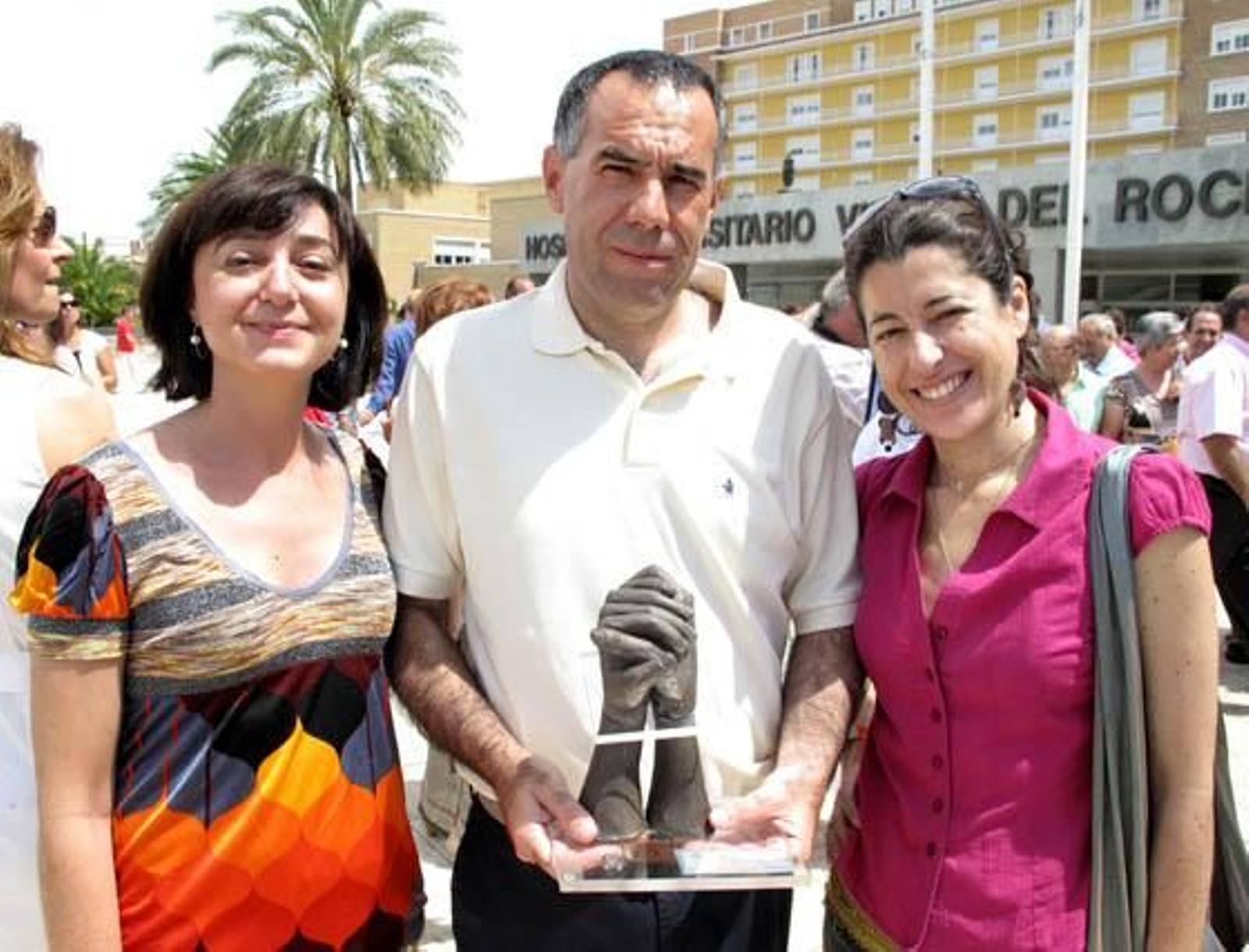 José Manuel Vaquero, neumólogo de la Unidad de Trasplantes del Reina Sofía (Córdoba) con las trasplantadas de pulmón Rosa Corbí y Mª Paz Soler.

Foto: Victoria Ramírez