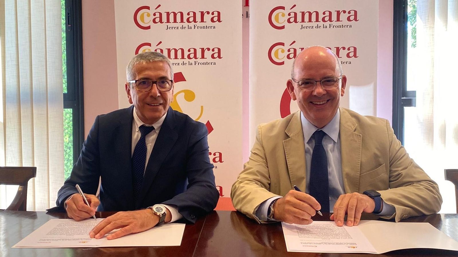 José Carlos García de Quevedo (i), presidente del ICO, y Javier Sánchez Rojas, presidente de la Cámara de Jerez durante la firma del acuerdo.