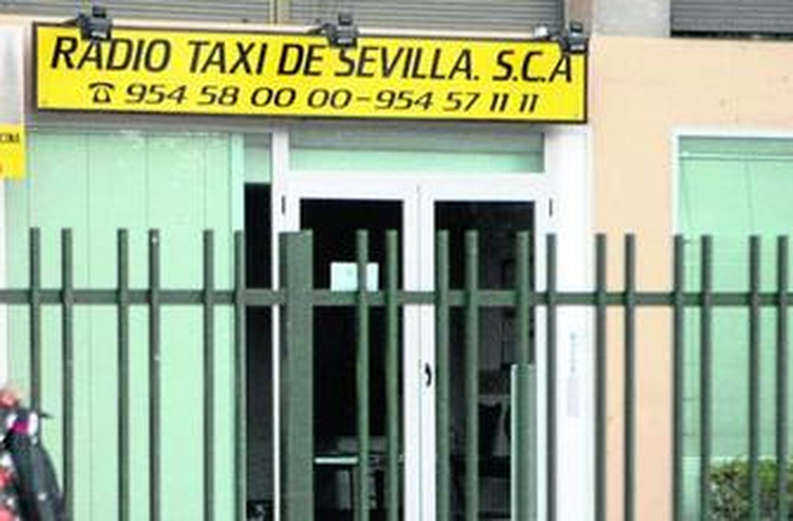 Instalaciones de la emisora Radio Taxi de Sevilla, en la avenida Kansas City.