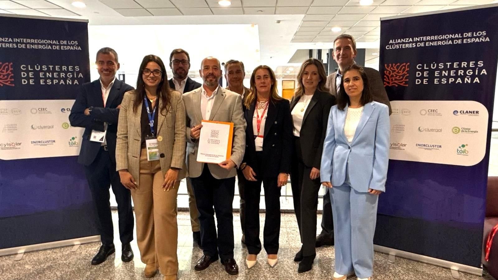 Foto de familia de la constitución de la Alianza Interregional de los Clústeres de Energía de España.