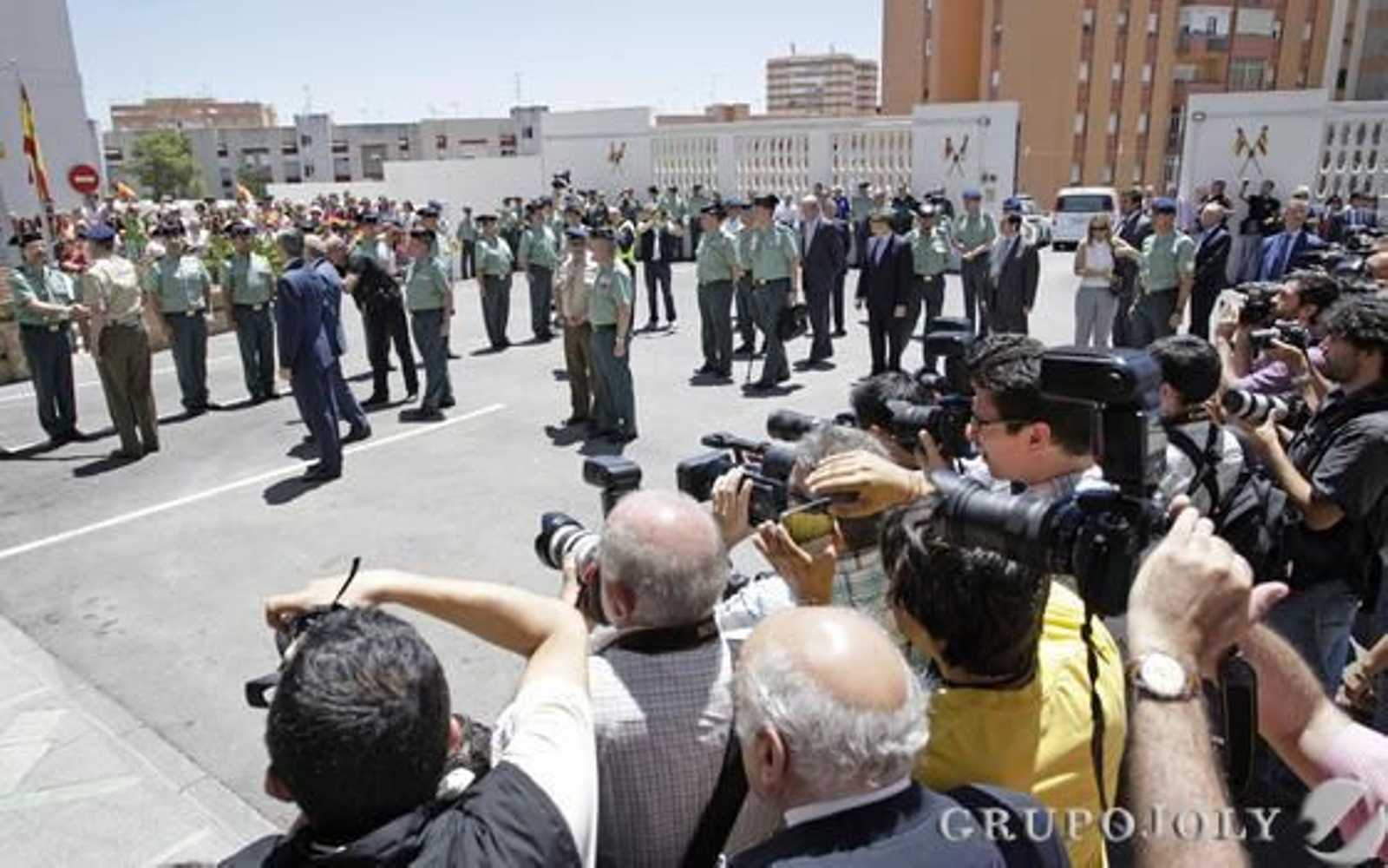 Don Juan Carlos muestra su apoyo a los pescadores y a la Guardia Civil por el trabajo que realizan./Erasmo Fenoy