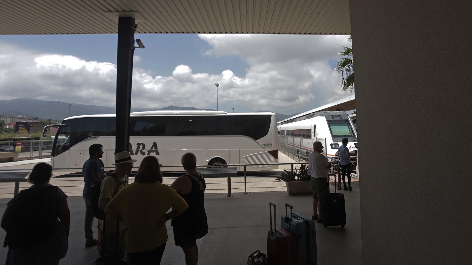 Fotos del primer día del servicio de autobuses de Renfe en la conexión Algeciras - Madrid