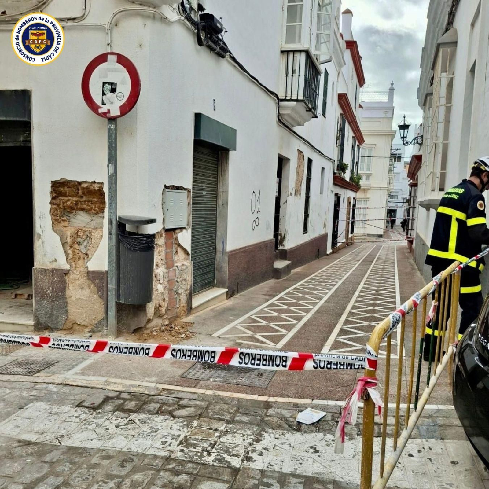 La calle, que ha sido precintada, en una imagen del Consorcio de Bomberos de la Provincia de Cádiz (CBPC)