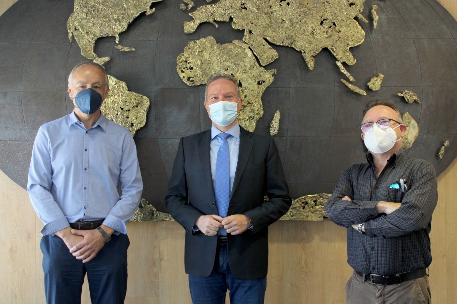 José Ángel Ferrer de Ferrer Arquitectos, Diego Valera, vicerrector de Investigación, y  Miguel Urrestarazu, director de la Cátedra Primaflor